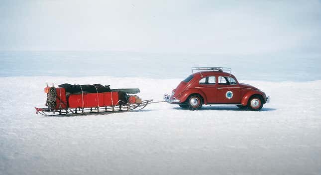 Ein roter VW-Käfer zieht einen Schlitten auf einer Eisdecke in der Antarktis